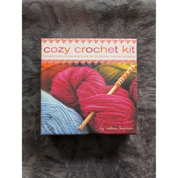 Melissa Leapman Cozy Crochet Kit - Instructions and Tools for 25 Projects - Picture 1 of 6